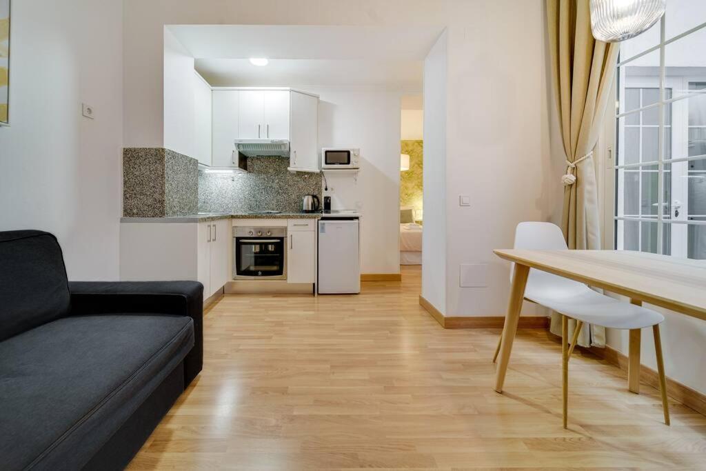 Encantador Apartamento Con Patio マラガ エクステリア 写真